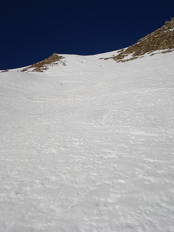 milieu du couloir SE : passe sans accrocher qq pierres affleurent