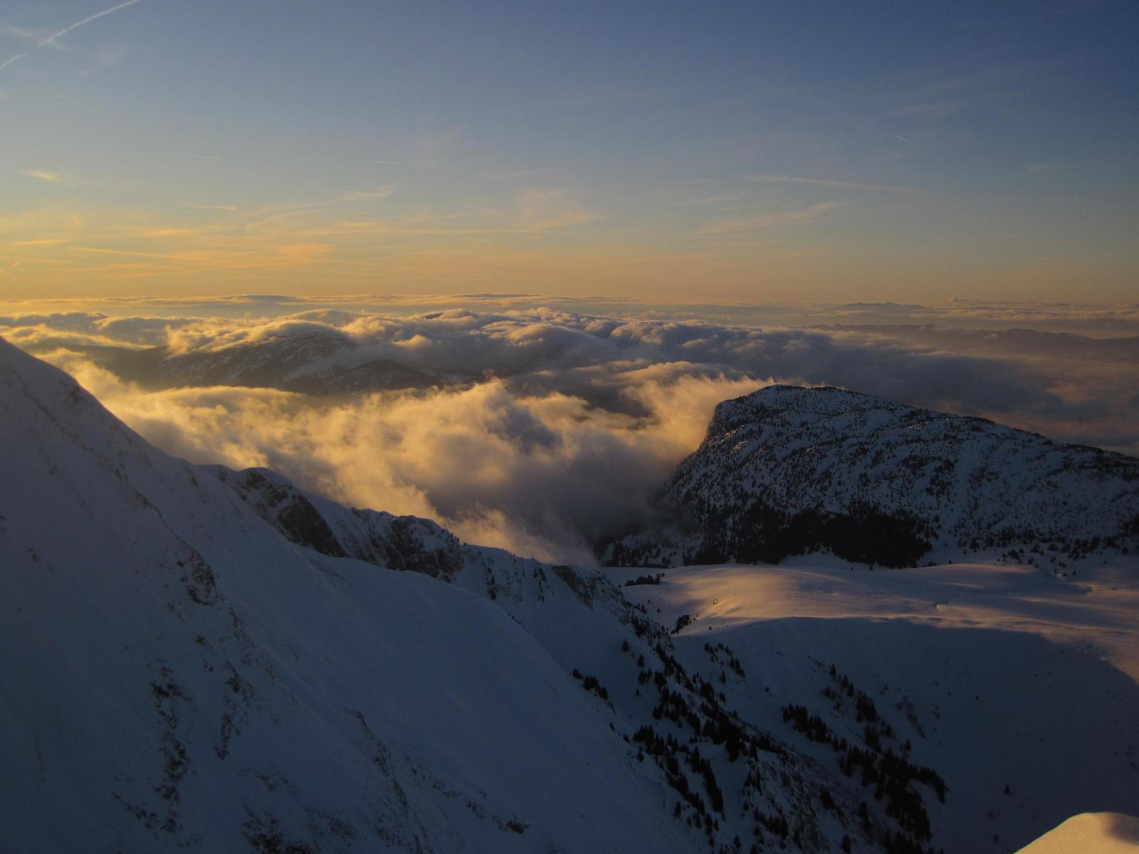 La vallée dans le brouillard : Sunrise pour nous.