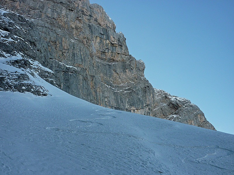 Grand Bargy : Le sommet du couloir : bonne poudre : la rampe d'accès se découvre au dernier moment en allant buter sur les rochers du bastion sommital
