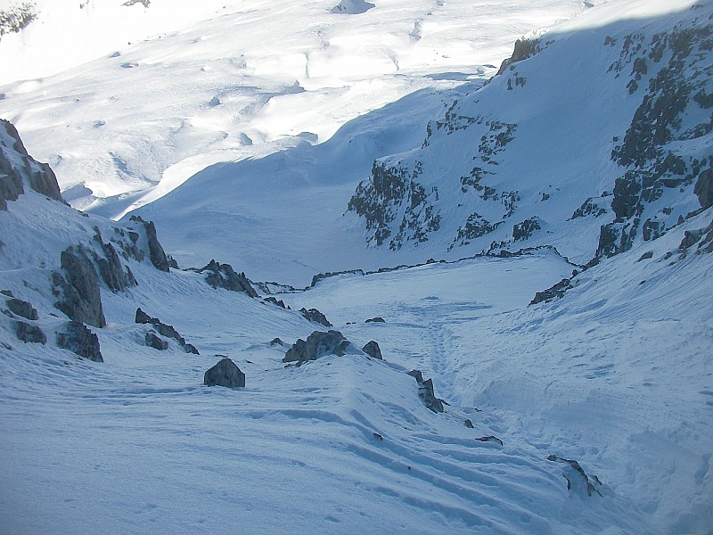 Le couloir et la goulotte : Le couloir avec la goulotte au milieu et le champ de neige suspendu
