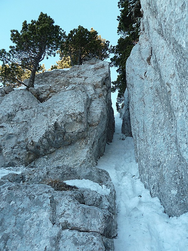 La cheminée : en route vers le Paradis. Attention : gabarit d'après les fêtes, si ça ne passe pas on fait le tour à l'envers !