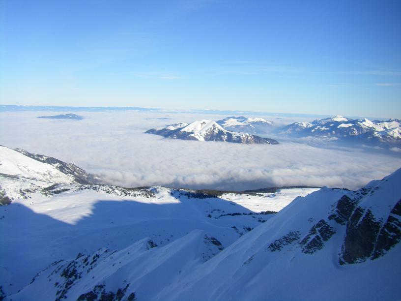 La Vallée de l'Arve : La chaîne du Môle au dessus du brouillard.