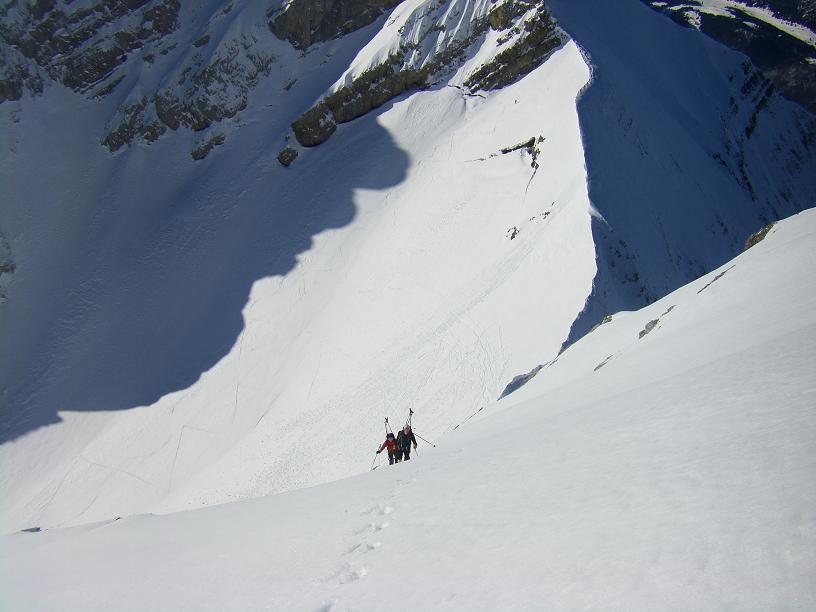 Face ouest de pointe Blanche. : Escalier dans la pente de neige.