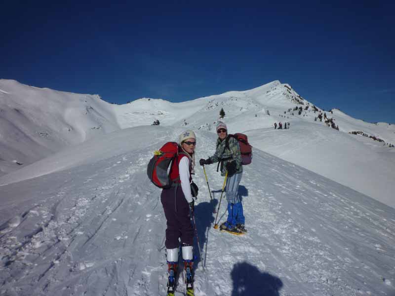 MAGALI : Claire et Magali au dessus des chalets après une pause bien méritée