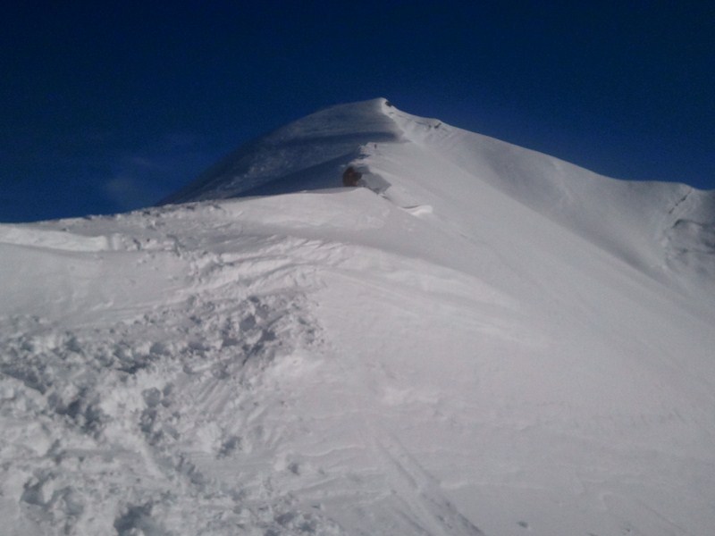 Dernière arête : Explosion de soleil et neige blanche sous ciel bleu foncé