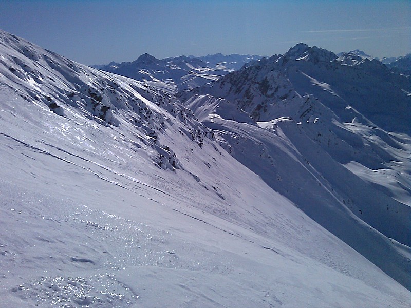 face nord : sortie côté face nord, 50m en dessous du sommet : neige complètement regelée peu recommandable à skier, couteaux indispensables à la montée