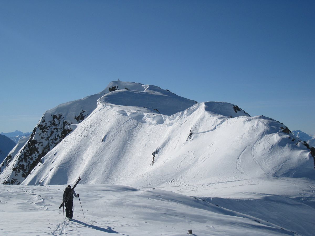 Pointe de Lavouet : le sommet est en vue entouré de nombreuses corniches