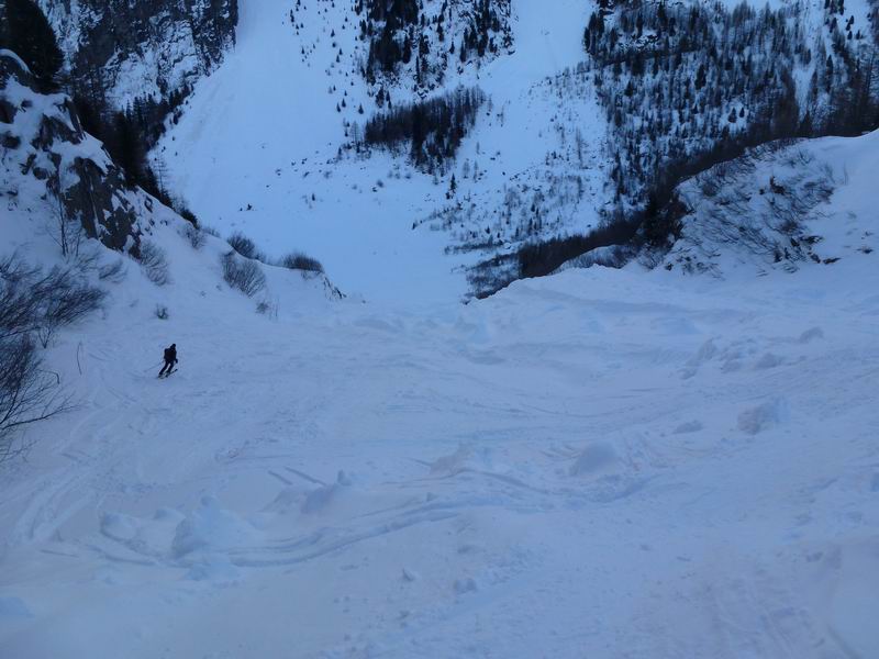 Aiguille du Tour : Dans le couloir en dessous des 2000 m
pas top le ski là dedans !