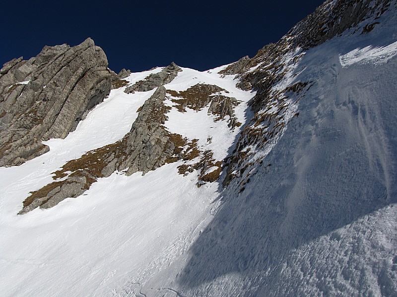 Haut du couloir : passage possible par la gauche ou la droite