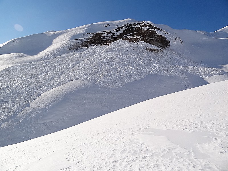 Avalanche de plaque : Avalanche partie vers la cote 2200 au dessus du ruisseau des chaumes