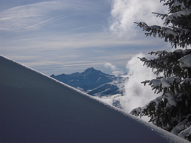roche de midi : le cheval noir au fond