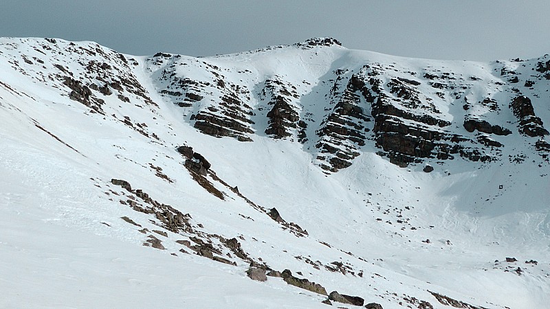 2500m : notre objectif du jour, le couloir SW de gacuhe, les autres au centre ne semblent pas en bonnes conditions
