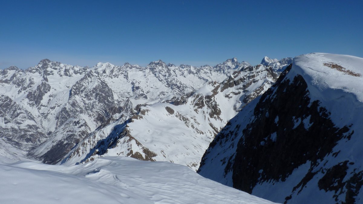 Tête Virante au centre : Plus au nord la cime du Vallon et l'Olan à gauche