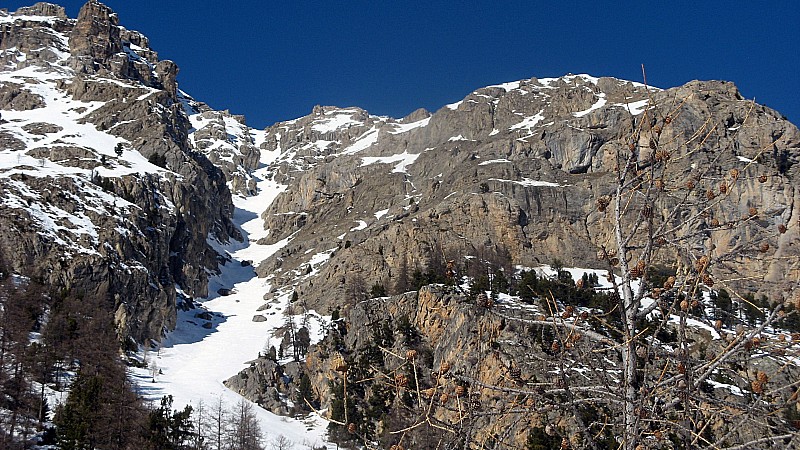 Vue du bas : Très belle ambiance dans cette gorge inclinée.