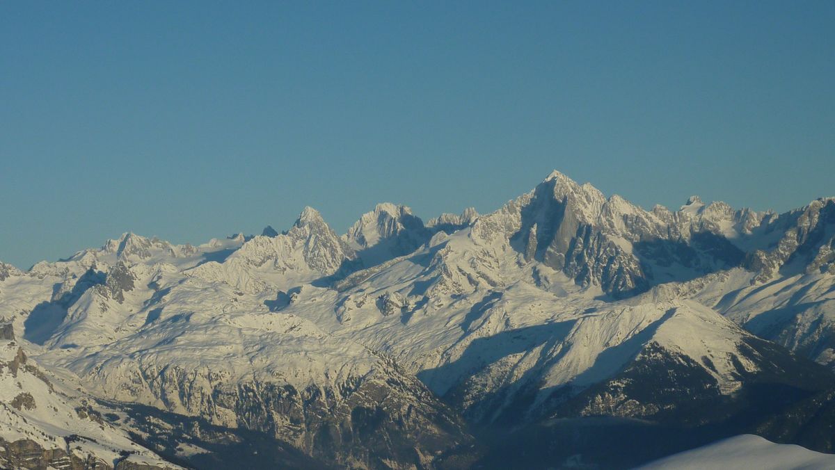 zoom sur le N du massif : Chardonnet, Argentière, Verte et Drus en gros plan
