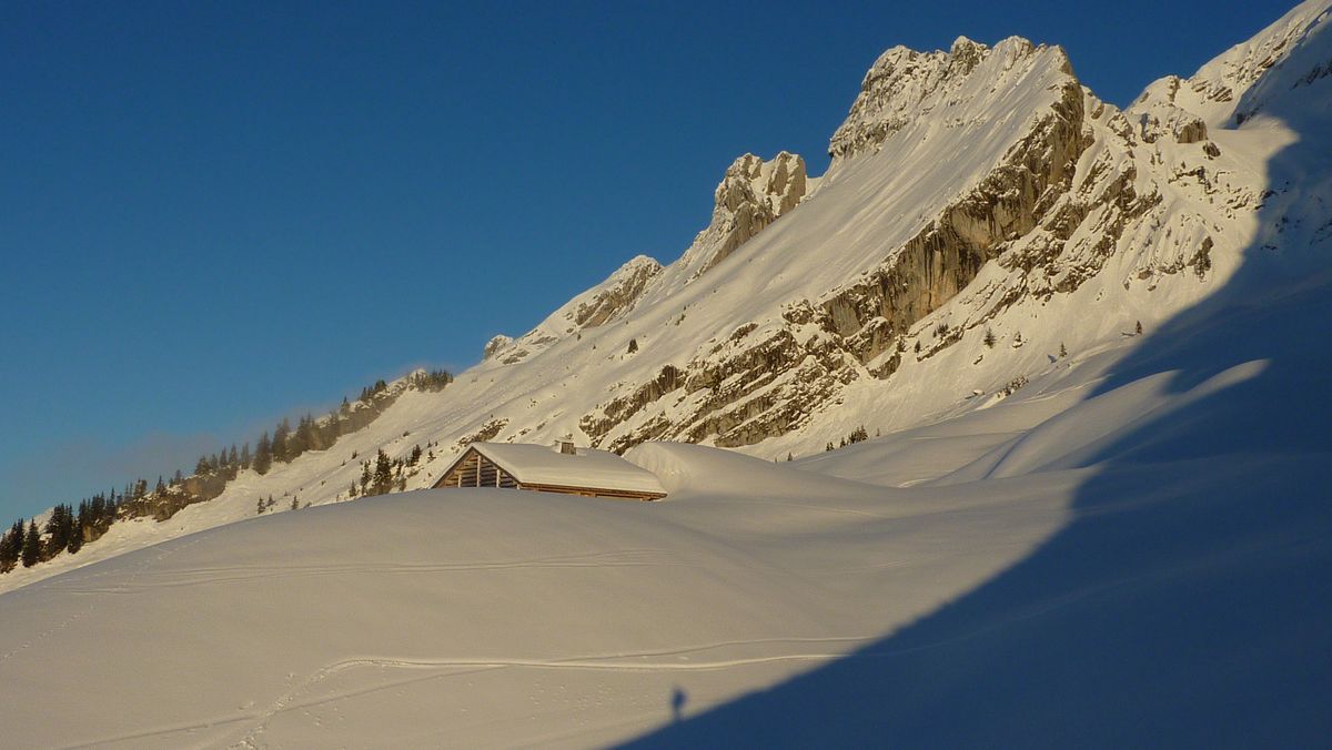 Aiguilles Noires : le soleil illumine la face W des Aiguilles Noires
