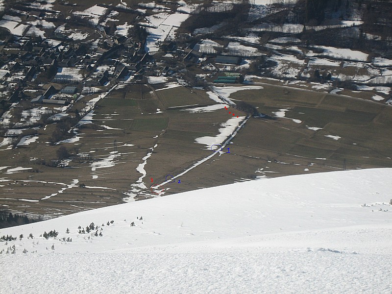 chemin blanc dans les champs : en 1/ ça passe (par dessus un fil de fer).  
en 2/ il faut faire un saut d'une cinquantaine de cm.  
en 3/ ça déchausse sur 3m (à la montée on garde les skis aux pieds).  

le pointillé c'est le seul passage à faire