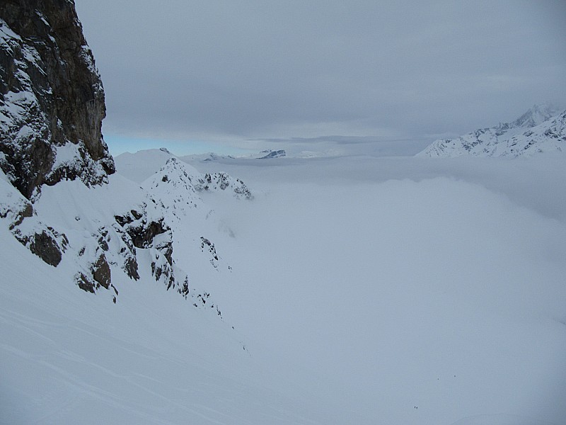 Le brouillard : arrive. Il faut descendre au plus vite.