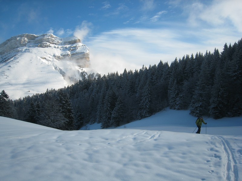 Montée vers le bec Charvet : Les premiers nuages arrivent sur la dent de Crolles