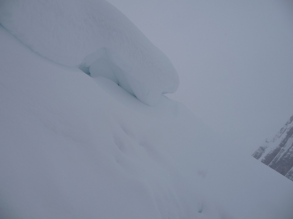 CORNICHE : la corniche et à droite le paré de joux au loin