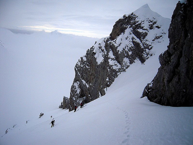 montée : ski sur le dos