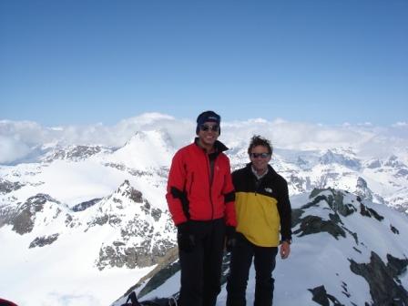 Les 2 skitouriens : Sommet de la Grande Cimarella et face NE de l'Albaron au fond.
Oups on n'a pas nos polaires skitour :-((