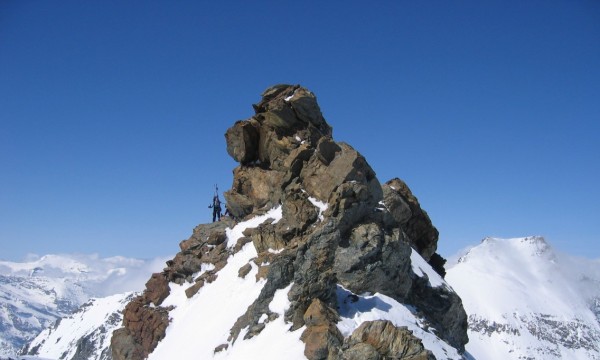 Petite Ciamarella : Une arrivée au sommet un peu alpine, magnifique ambiance avec ce rocher rouge et l'Albaron qui surgit à droite