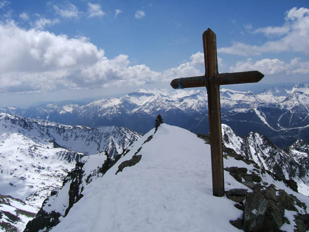 Mt Ténibre : En arrière plan à gauche de la croix la Cime du Mounier.