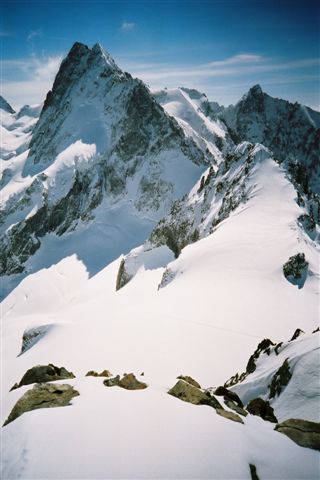 Sur l'arrête : On voit bien notre trace de montée en bas et les Bans