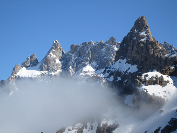 Meije : A droite on voit bien le pic N des Cavales (et son arête S). Le glacier carré n'est pas encore skié cette année...