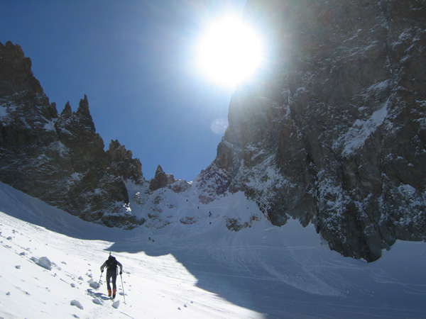 Dernier raidillon : Enfin le soleil. Un groupe venant de l'autre versant descend le raidillon.