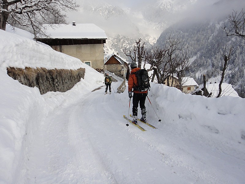 La route se skie bien : et on visite le village !