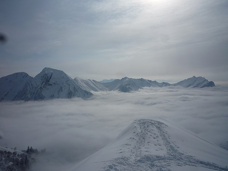 Les Bauges sous les nuages : Pecloz, Armenaz, Arces, Arlicots et Arclusaz