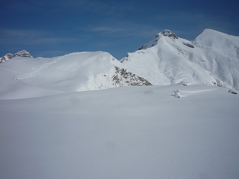 Vers le sommet : vue du plan de la limace: le point coté 1836m, le rocher à 2035m et le Mont de la Coche