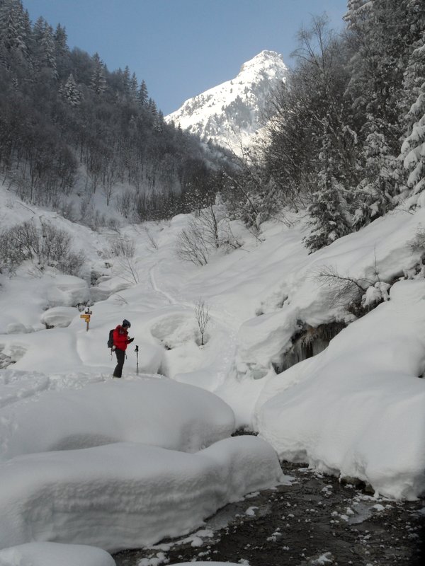 Enneigé ? : Un aperçu de la hauteur de neige, avant d'attaquer la combe.