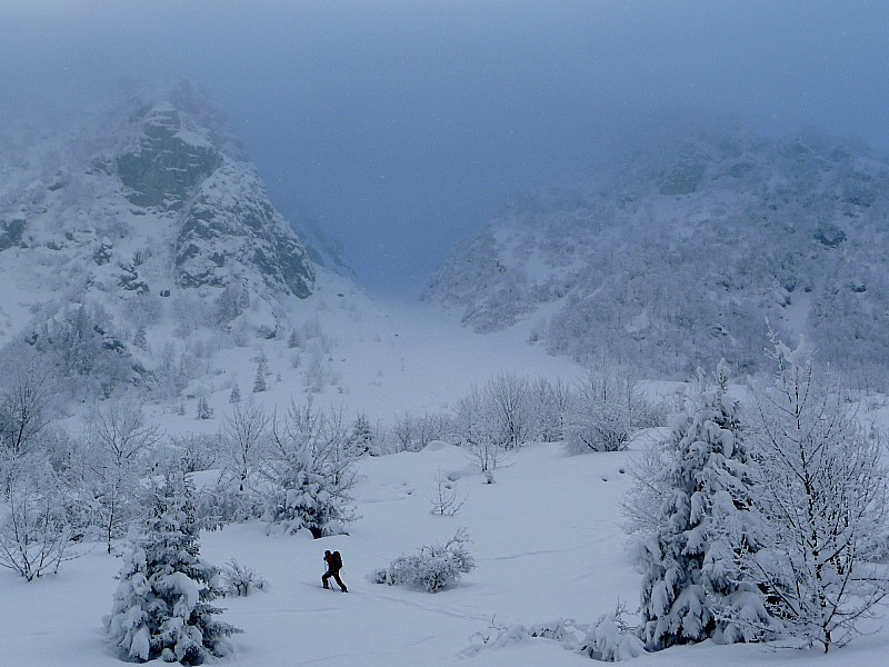 Pertuis : Passage au pied du couloir le matin