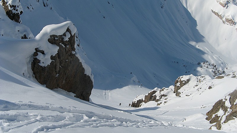 Accés coté Ouest : A l'aval des 2 silhouettes, la coulée de surface indiquée par Arnaud.