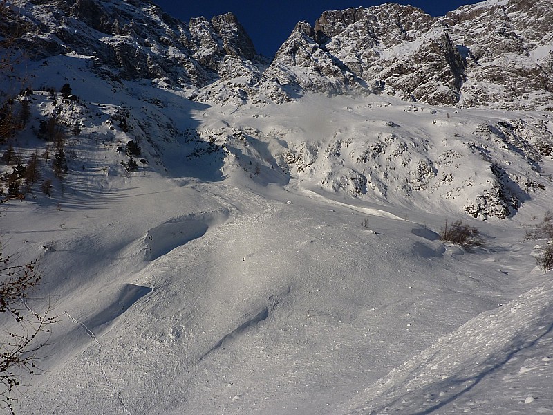 val d'estrèche : traces d'avalanche de poudreuse