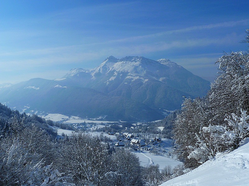 Tour de l'Arcalod : Précherel sous son épais manteau d'hiver.