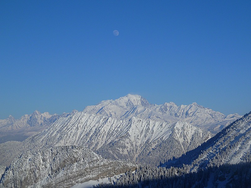 Tour de l'Arcalod : La lune est déjà levée derrière le Mt Blanc.