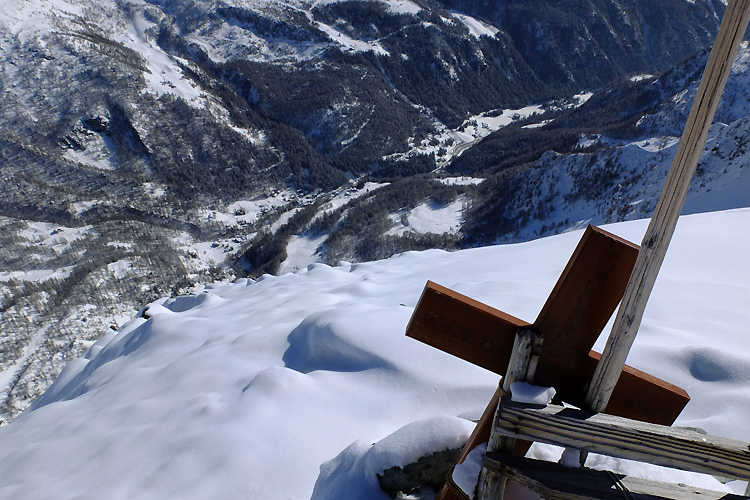 Monte Croce : Vue plongeante sur Saint Jacques. A skis, ce n'est pas par là (ou alors avec des skis cailloux et une bonne assurance-vie)