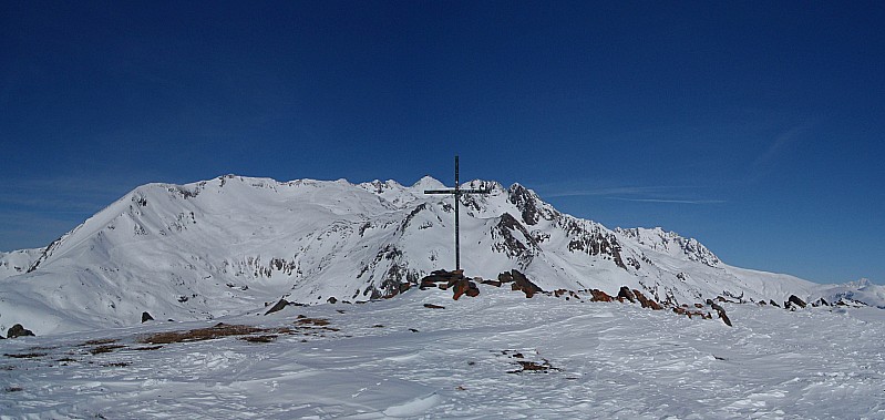 Au sommet : Avec la vue sur les Grandes Rousses