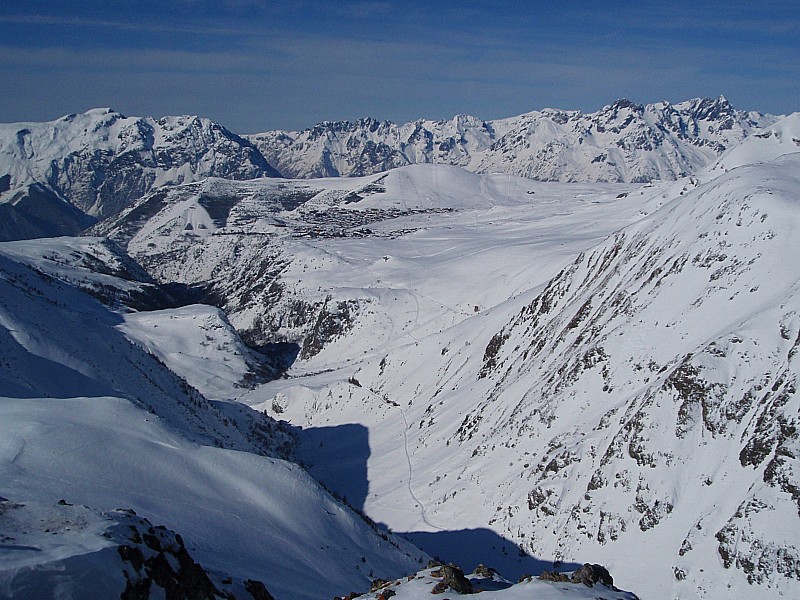 Gorges de Sarenne : Les Gorges, L'Alpe d'Huez, et au fond toute la partie nord de Belledonne