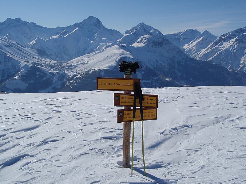 Col de Grange Pellorce : Pause au soleil avant d'attaquer la montée à la croix - Vue sur les 2 Alpes