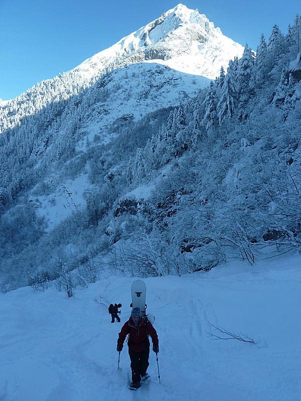 Montée devant le Pécloz : toujours froid