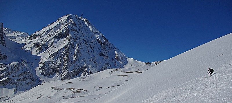 Pene Lounque2 : Le Midi en arrière plan