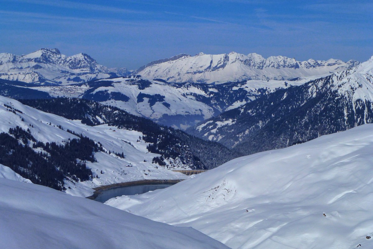 Roselend : Le barrage et le lac avec les Aravis dans le fond.