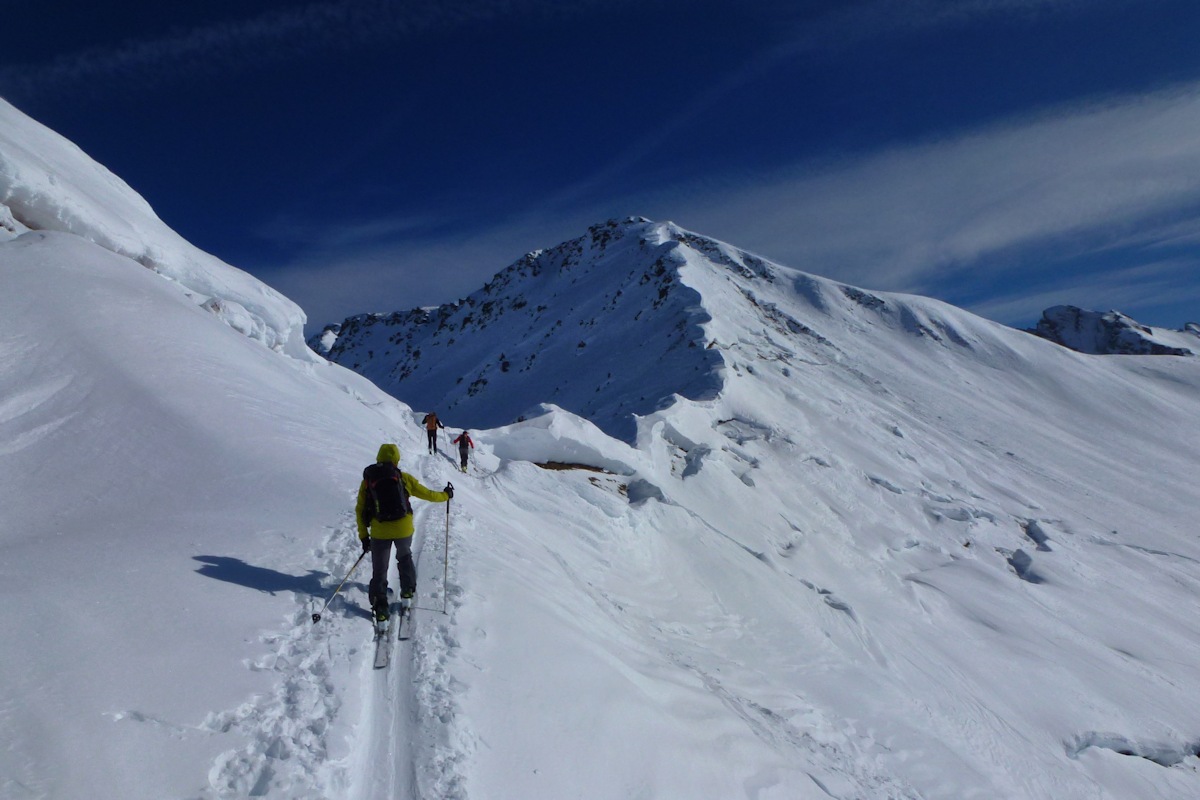 Col du Coin (2398 m) : Arrivée au col, dans un paysage tourmenté.