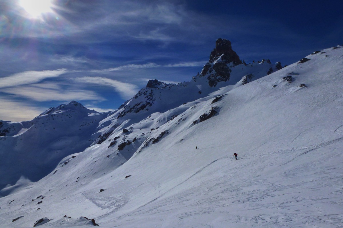 Descente versant Est : Toujours sous le regard de la Pierra Menta.