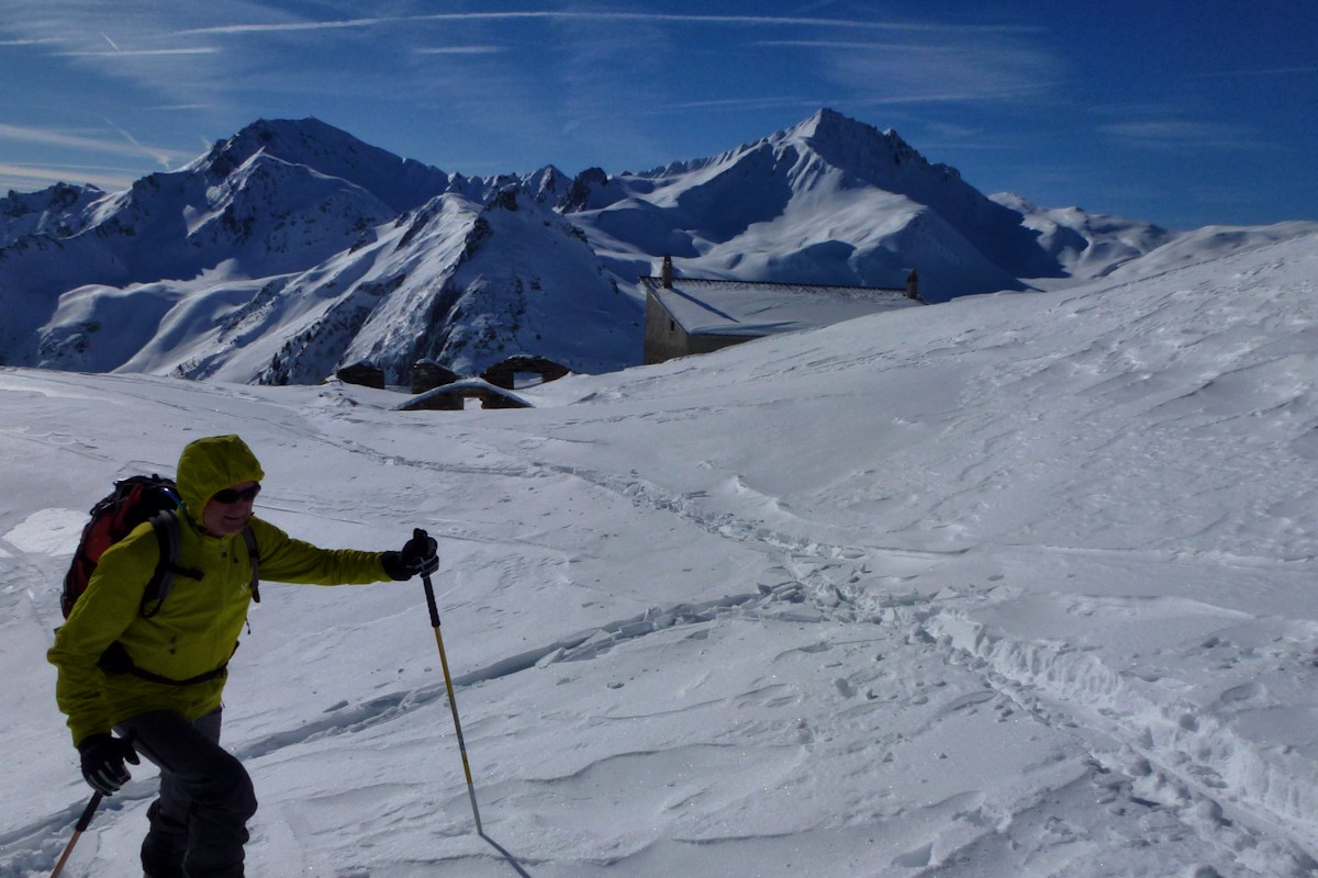 Plan Brunet (2205 m) : Patrick, avec en toile de fond, Combe Bénite et Crêt du Rey.